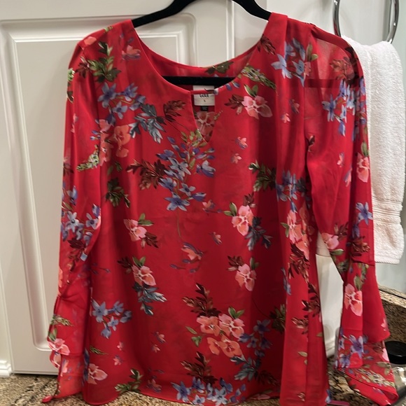 CAbi red floral top size S with flutter sleeves - Picture 5 of 6